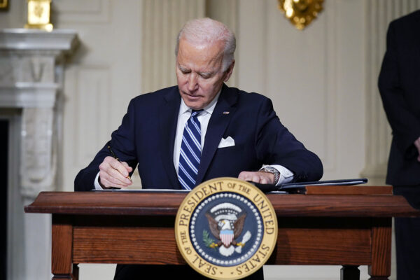 ביידן חתם על חוק הגבלת גישה לנשק בארה"ב: "יציל חיים רבים"