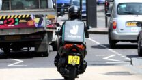 שליח של חברת Deliveroo הבריטית בלונדון (צילום: AP Photo/Robert Stevens, FILE).