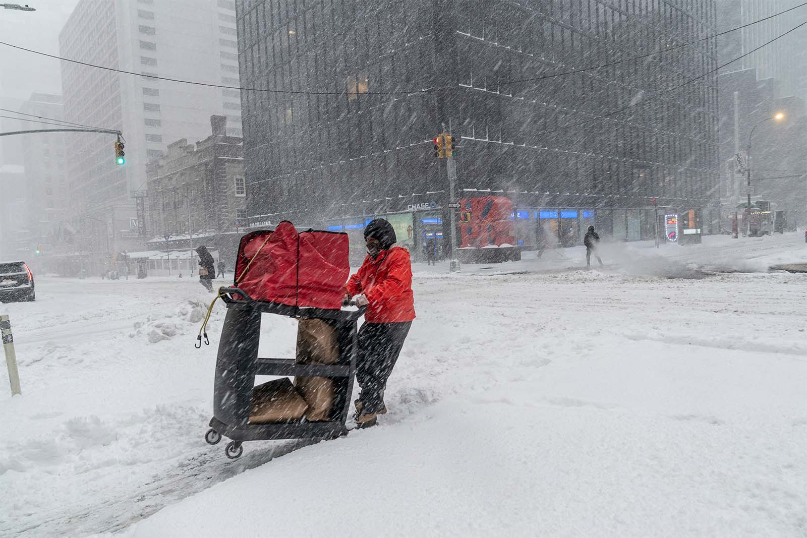 שליח מזון בניו יורק בזמן סופת שלגים (צילום: lev radin / shutterstock).