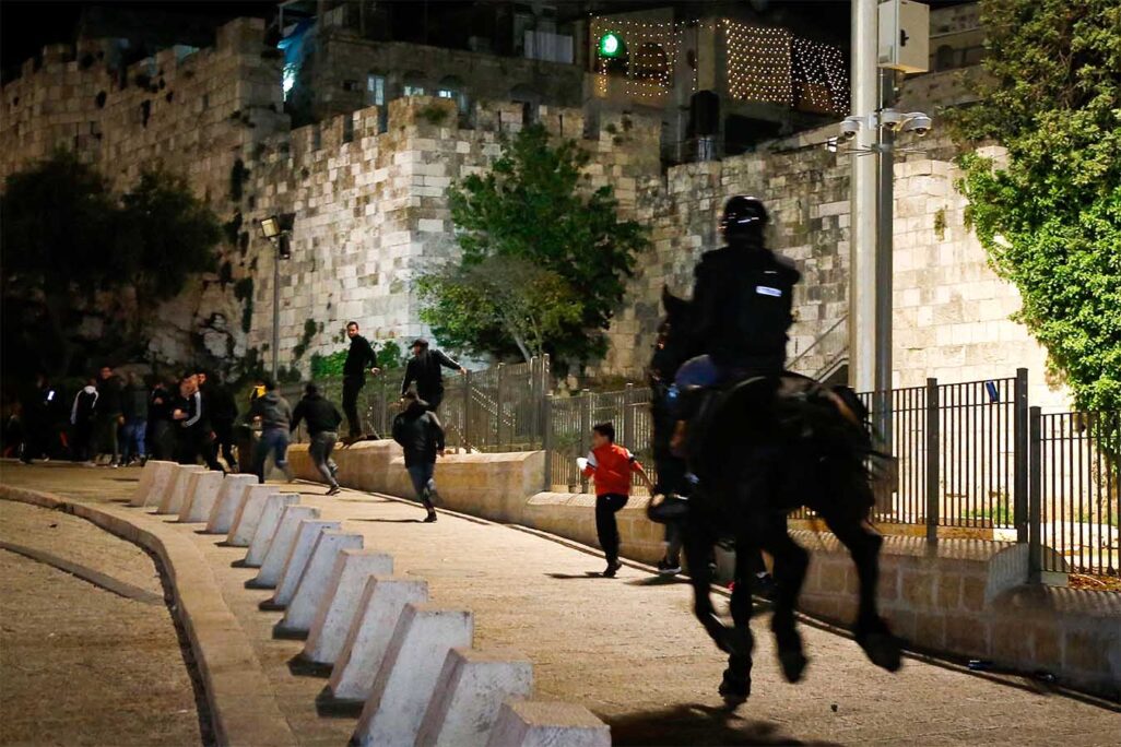שוטרים רוכבים על סוסים במהלך עימותים בין פלסטינים לישראלים סמוך לשער שכם במזרח ירושלים. (צילום: ג'מאל אוואד/פלאש90)