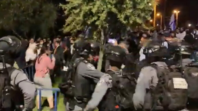 המשטרה חוצצת בין מפגינים ערבים ליהודים בירושלים. (צילום: דוברות המשטרה)
