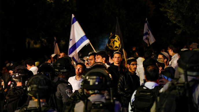 מפגינים מהימין הקיצוני צועדים ליד שער שכם בירושלים. (צילום: אוליבייה פיטוסי/פלאש90)