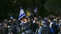 מפגינים מהימין הקיצוני צועדים ליד שער שכם בירושלים. (צילום: אוליבייה פיטוסי/פלאש90)