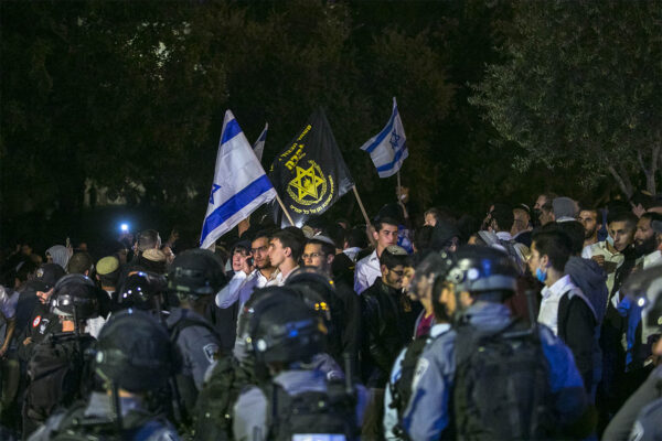 מפגינים מהימין הקיצוני צועדים ליד שער שכם בירושלים. (צילום: אוליבייה פיטוסי/פלאש90)