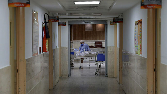 חולי קורונה בבית החולים שהדא-א-טג׳ריש. מחוץ לבירה מטופלים חולים במסדרונות (AP Photo/Ebrahim Noroozi)