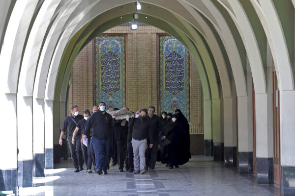הלוויה בבית הקברות בשט-א-זאהרה. "אחד הימים הקשים ב-50 שנות הקיום של בית העלמין" (AP Photo/Ebrahim Noroozi)