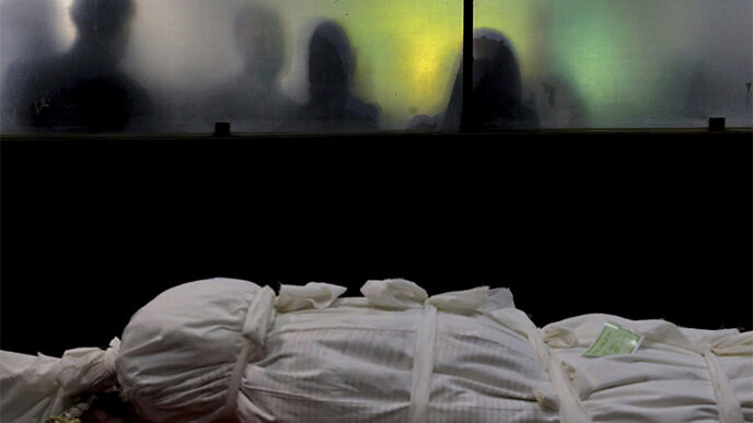 גופת נפטר מקורונה בבית עלמין מחוץ לטהראן. מניין המתים היומי זינק למעל 400 (AP Photo/Ebrahim Noroozi)
