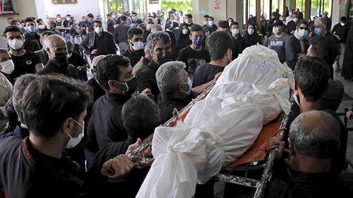הלוויה בבבית העלמין שט-א-זאהרה מחוץ לטהראן. מעל 150 הלוויות של נפטרים מהקורונה ביום אחד (AP Photo/Ebrahim Noroozi)