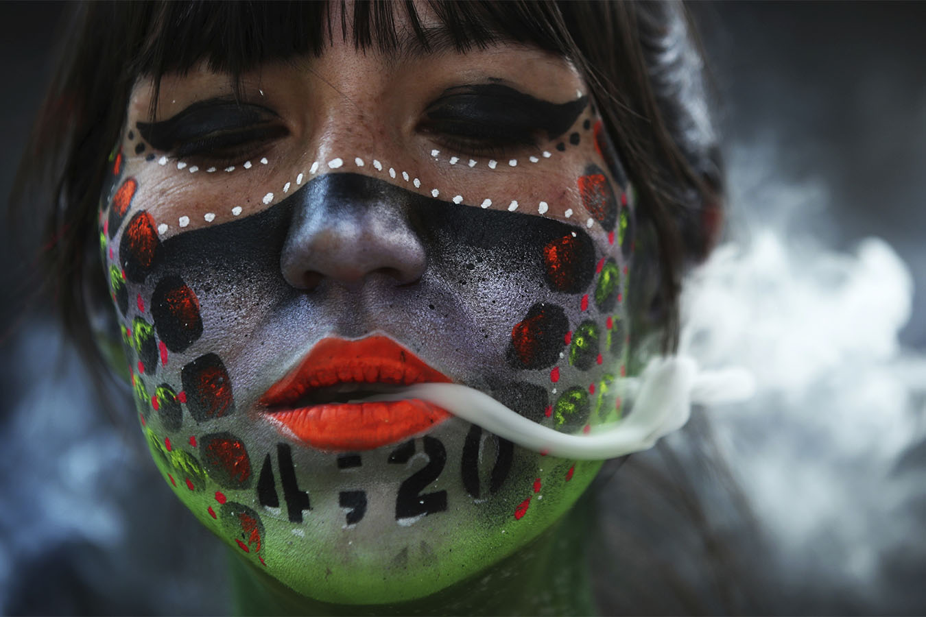 אנה מנדז קאסטנדה מעשנת מריחואנה במהלך הפגנות בעד ליגלצזיה של מריחואנה מחוץ לסנאט במקסיקו סיטי. ה-20 באפריל הוא יום בינלאומי ללילגלצזיה. 20 באפריל . (AP Photo/Marco Ugarte)