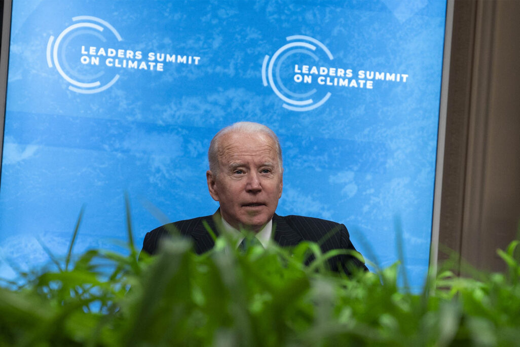 נשיא ארה"ב ג'ו ביידן נואם בוועידת האקלים. התכנית של האיחוד האירופי שאפתנית מזו האמריקאית (צילום: AP Photo/Evan Vucci)