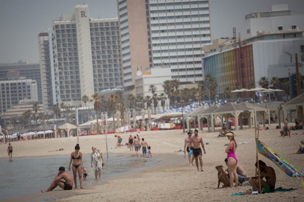 חוף בתל אביב בזמן אובך (צילום ארכיון: מרים אלסטר/פלאש90)