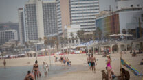 חוף בתל אביב בזמן אובך (צילום ארכיון: מרים אלסטר/פלאש90)