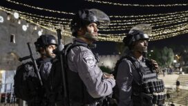 قوات شرطة في باب العامود (القدس) (تصوير: يونتان زيندل / فلاش 90).