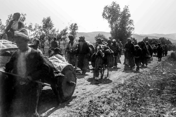 שיירת מגורשים ארמניים מארזורום, טורקיה, כחלק מרצח העם הארמני (צילום: Viktor Pietschmann/ויקימדיה)