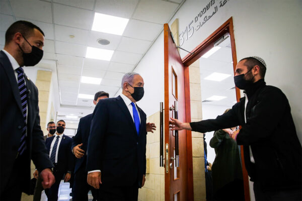 ראש הממשלה בנימין נתניהו נכנס לדיון במשפטו בבית המשפט המחוזי בירושלים (צילום: אורן בן חקון / פול)
