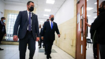ראש הממשלה בנימין נתניהו בבית משפט המחוזי בירושלים, 5 באפריל 2021 (צילום: אורן בן חקון / פול)