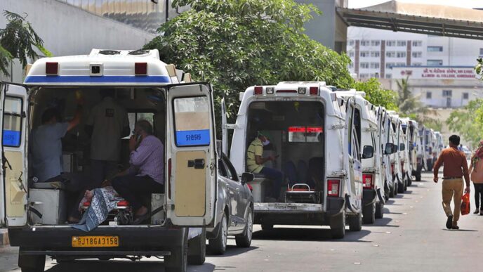 אמבולנסים עם חולי קורונה בתור לטיפול בכניסה לבית חולים באחמדאבאד, הודו. ברוב בתי החולים אין מערכת עצמאית לייצור חמצן (צילום: AP Photo/Ajit Solanki).