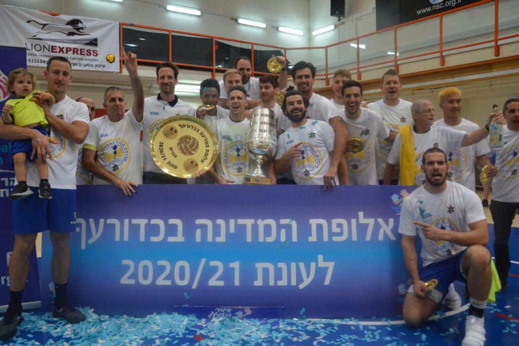 שחקני מכבי תל אביב זוכים באליפות המדינה בכדורעף (צילום: איגוד הכדורעף)