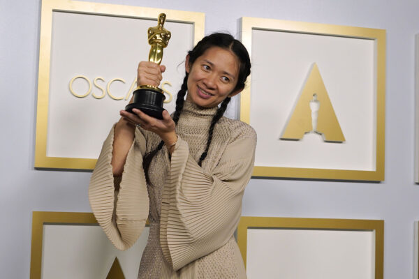 קלואי ז'או, במאית ומפיקת הסרט "ארץ הנוודים" שזכה באוסקר (צילום: AP Photo/Chris Pizzello, Pool)
