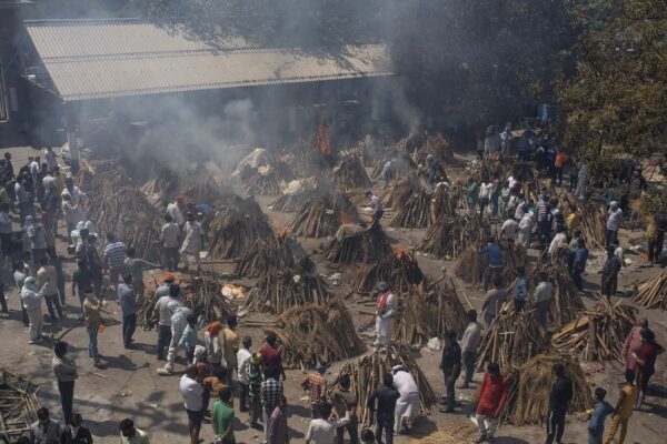 עם אלפי מתים ביום, הודו מאבדת שליטה על המגיפה (צילום: AP Photo/Altaf Qadri)