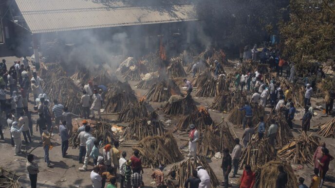 אתר שריפת גופות מאולתר בהודו. (צילום: AP Photo/Altaf Qadri)