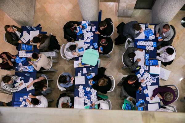 ועדת קלפי סופרים קולות אחרי הבחירות (צילום: אוליבייה פיטוסי/פלאש90)