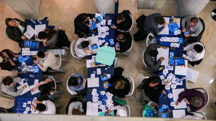 ביום הבחירות: החלה ההרשמה לתפקידים במבצע ספירת קולות המעטפות הכפולות