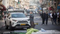 בעלי עסקים קטנים בהפגנה על מדיניות הממשלה במהלך משבר הקורונה. ינואר 2021 (צילום: מרים אלטשר/פלאש90)