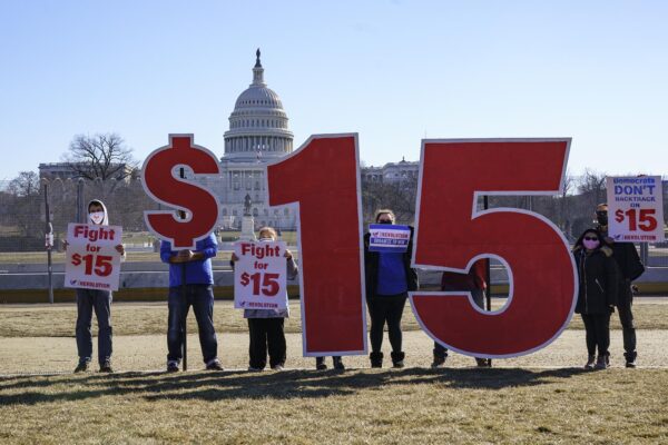 הפגנה על העלאת שכר המינימום מול הבית הלבן בוושינגטון (צילום: AP Photo/J. Scott Applewhite)