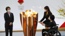 הדלקת הלפיד האולימפי ביפן (צילום: Kim Kyung-Hoon/Pool Photo via AP)