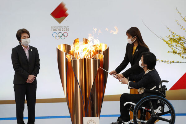 הדלקת הלפיד האולימפי ביפן (צילום: Kim Kyung-Hoon/Pool Photo via AP)