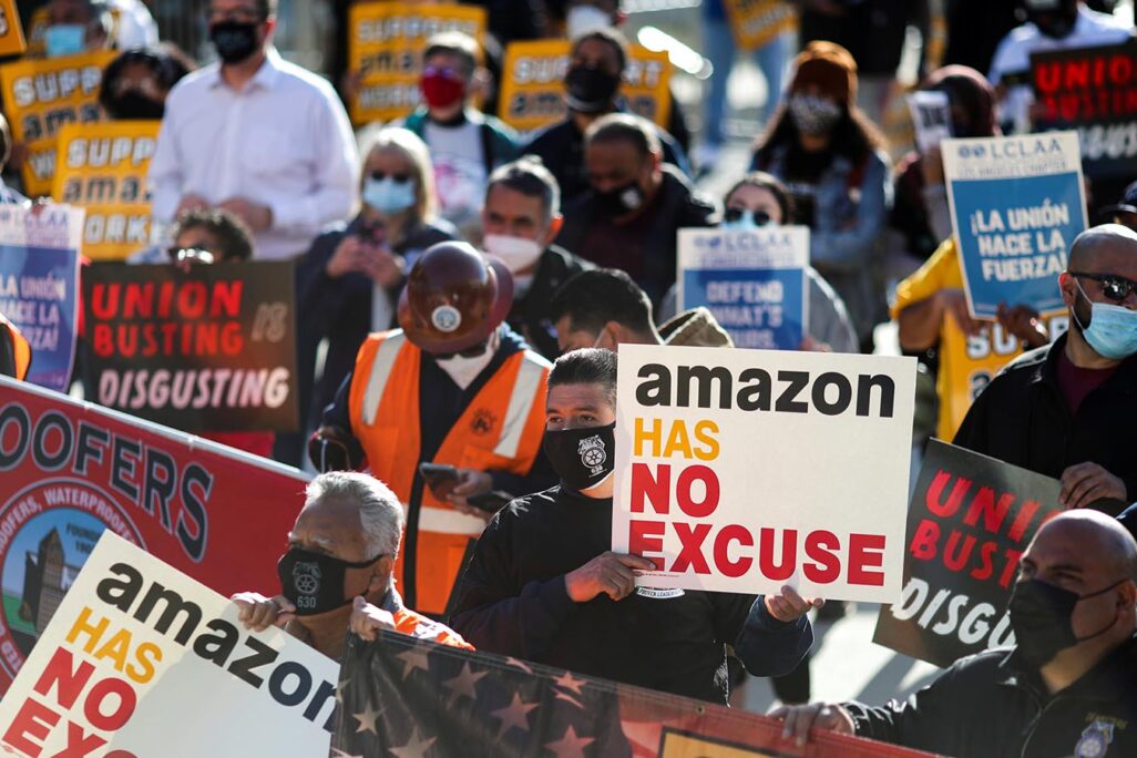 הפגנת תמיכה בהתאגדות עובדי מחסן אמזון באלבמה (צילום: REUTERS/Lucy Nicholson)