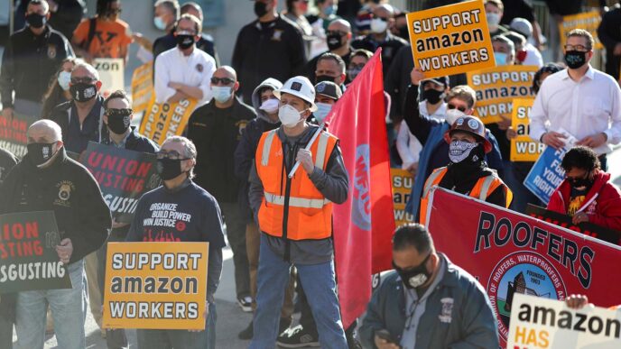 הפגנת תמיכה בהתאגדות עובדי מחסן אמזון באלבמה. (צילום: REUTERS/Lucy Nicholson)