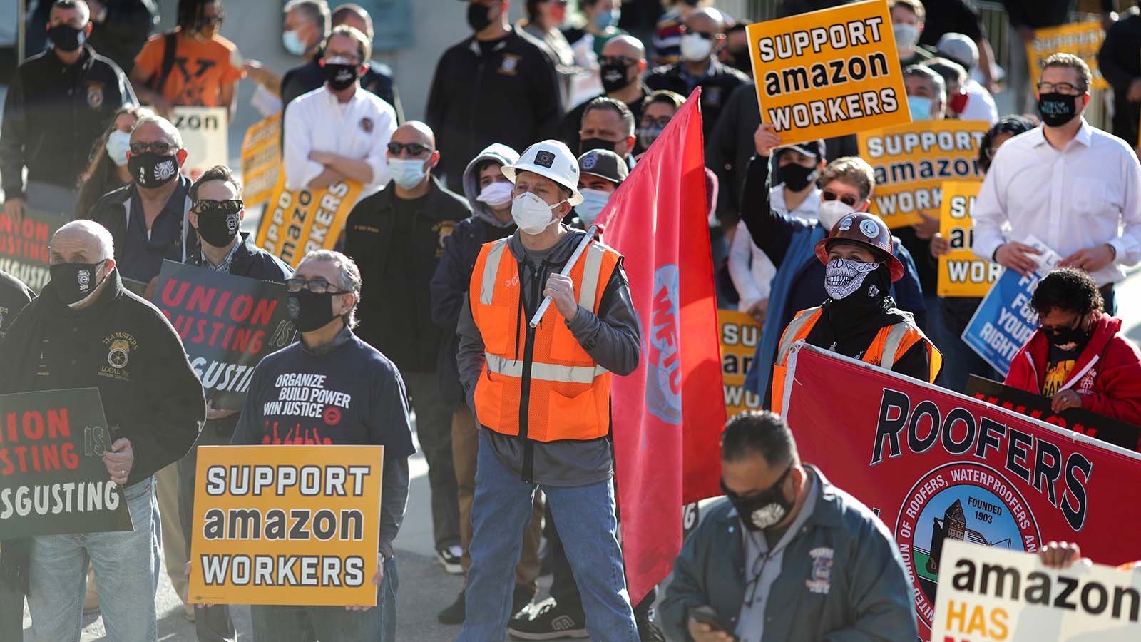 הפגנת תמיכה בהתאגדות עובדי מחסן אמזון באלבמה. אמזון בניסיונות נואשים לגייס כוח אדם נוסף למחסניה באלבמה וביו-יורק (צילום: REUTERS/Lucy Nicholson)