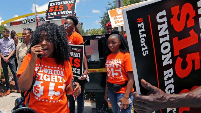 הפגנת עובדי מקדונלד'ס השובתים במיאמי בדרישה להעלאת שכר המינימום ברשת ל-15 דולר לשעה. (צילום: David Santiago/Miami Herald/TNS/ABACAPRESS.COM)