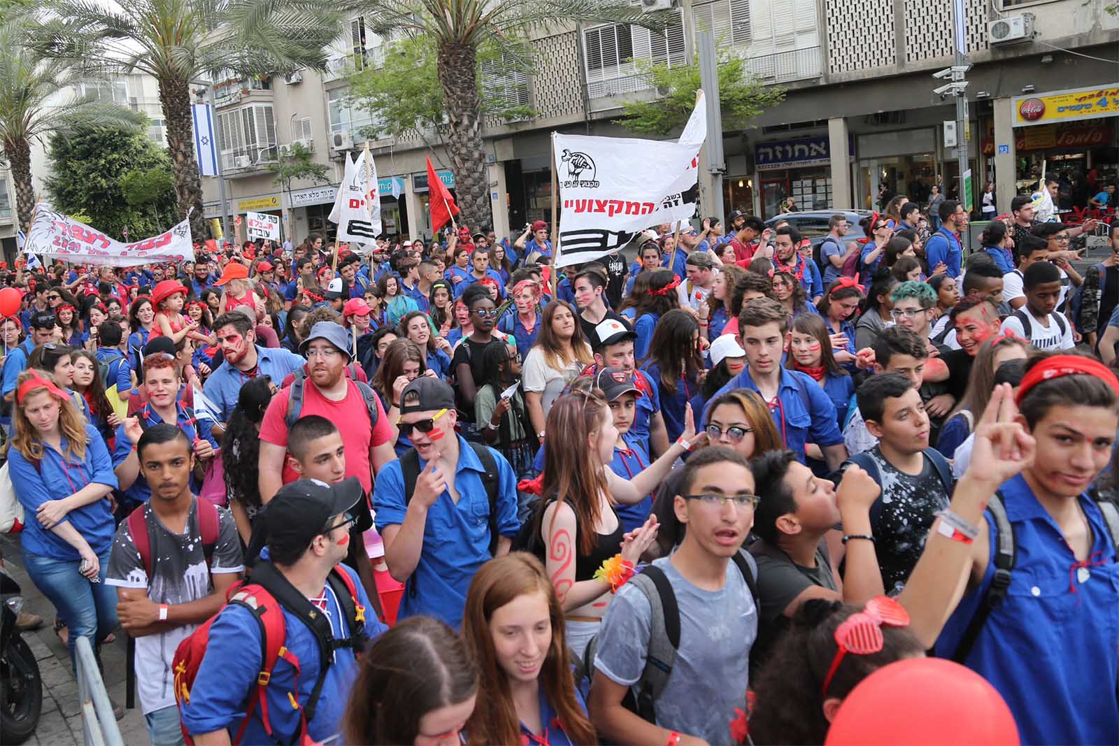 חניכי הנוער העובד והלומד בצעדת אחד במאי בתל אביב (צילום: פלאש90)