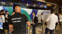אוטובוסים מפנים את ההמונים מהר מירון. (צילום: עיריית כרמיאל)