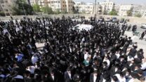 הלווית אחד מהרוגי האסון במירון בירושלים (צילום: אוליבייה פיטוסי/פלאש90)