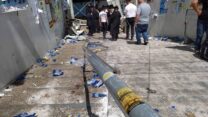 המעקה העקום במעבר בו תרחש האסון, במתחם תולדות אהרון במירון. "כדי להגיע לקריסת קהל צריך צפיפות גבוהה ולחץ שמגיע מאחור" (צילום: יהל פרג')