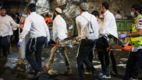 פינוי נפגעים באסון המירון (צילום: דוד כהן, פלאש 90)