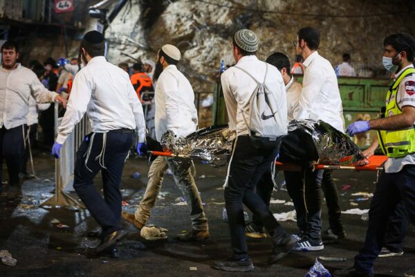 פינוי נפגעים באסון המירון (צילום: דוד כהן, פלאש 90)