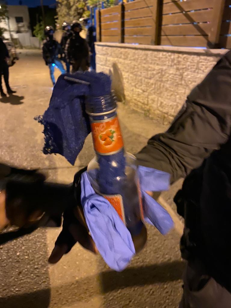 בקבוק תבערה שנתפס על ידי כוחות המשטרה ברמלה לאחר לילה של חילופי ירי (צילום: דוברות המשטרה)