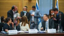 יו"ר הוועדה המסדרת, ח"כ מיקי זוהר (הליכוד), יושב מימין, בדיון הוועדה על הקמת ועדות זמניות בכנסת ה-24  (צילום: נועם מושקוביץ, דוברות הכנסת)