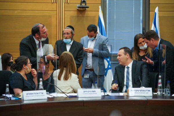 יו"ר הוועדה המסדרת, ח"כ מיקי זוהר (הליכוד), יושב מימין, בדיון הוועדה על הקמת ועדות זמניות בכנסת ה-24  (צילום: נועם מושקוביץ, דוברות הכנסת)
