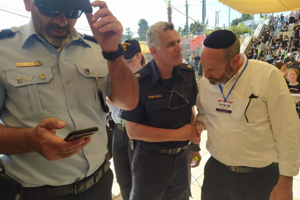 מפקד המחוז הצפוני במשטרה, ניצב שמעון לביא (משמאל) בהילולה במירון (צילום: יהל פרג')
