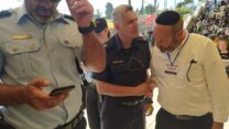 מפקד המחוז הצפוני במשטרה, ניצב שמעון לביא (משמאל) בהילולה במירון (צילום: יהל פרג')