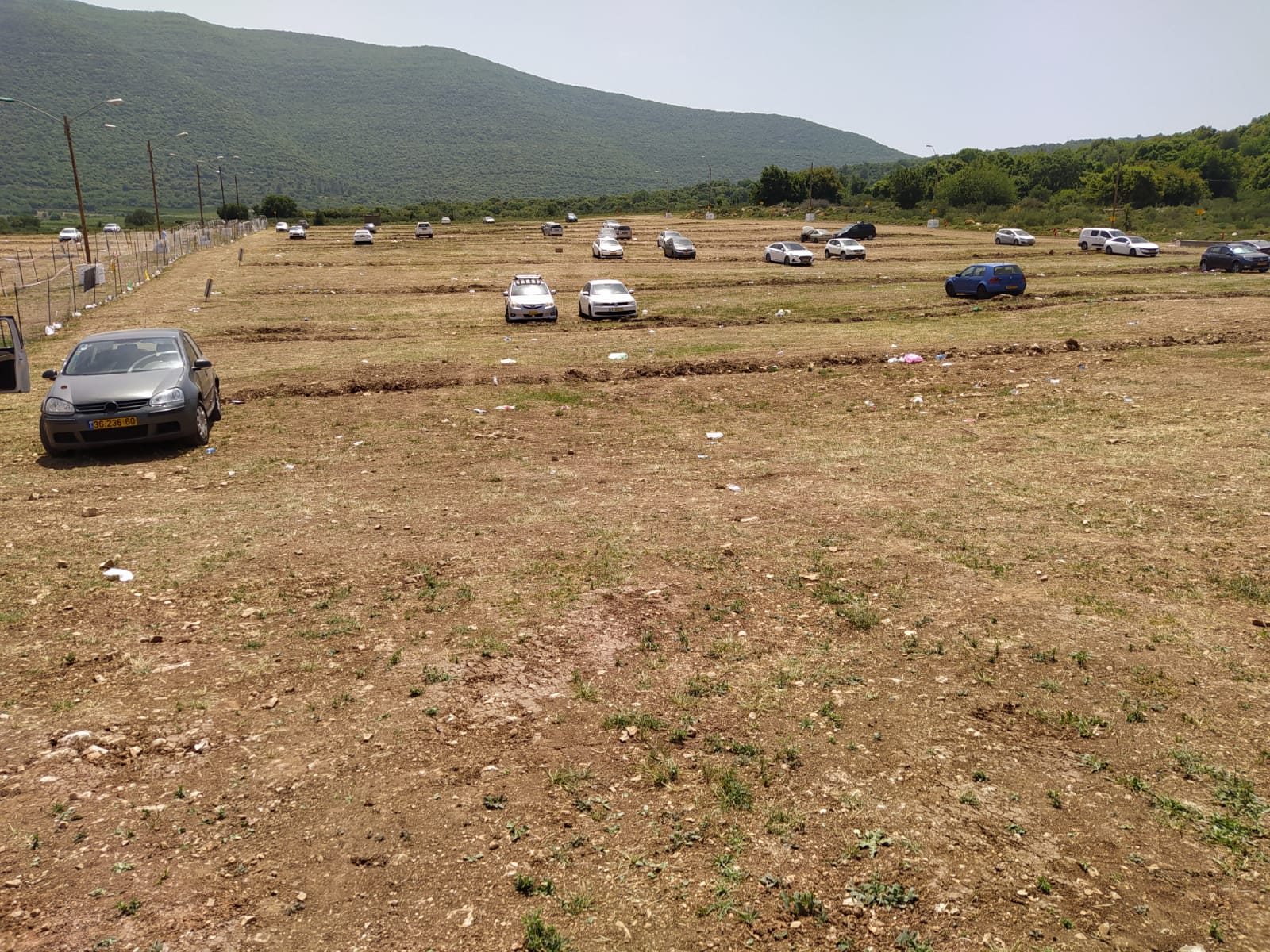 כלי רכב שנשארו בחניון צבעון, למחרת האסון בהר מירון (צילום: יהל פרג')