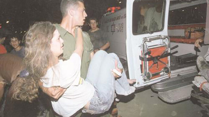 פינוי פצועים מאסון ערד, 1995. &quot;החלטנו שנחכה בבית. חיכינו לטלפון שלו שלא הגיע&quot; (צילום: נתן קודינסקי)