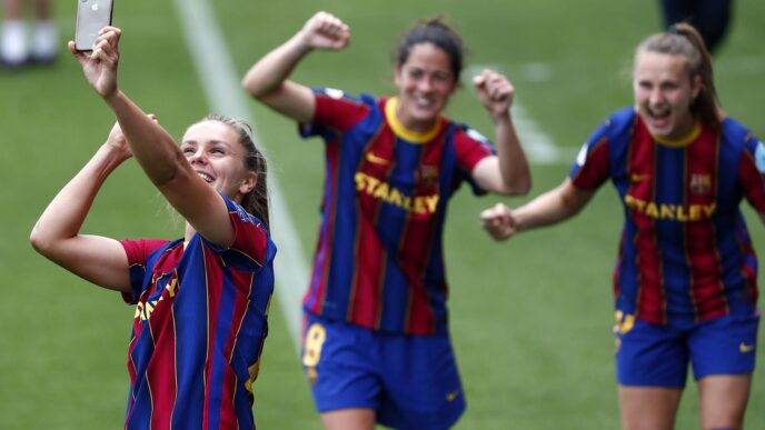 שחקניות ברצלונה חוגגות את העלייה לגמר ליגת האלופות לנשים בכדורגל (צילום: AP Photo/Joan Monfort)