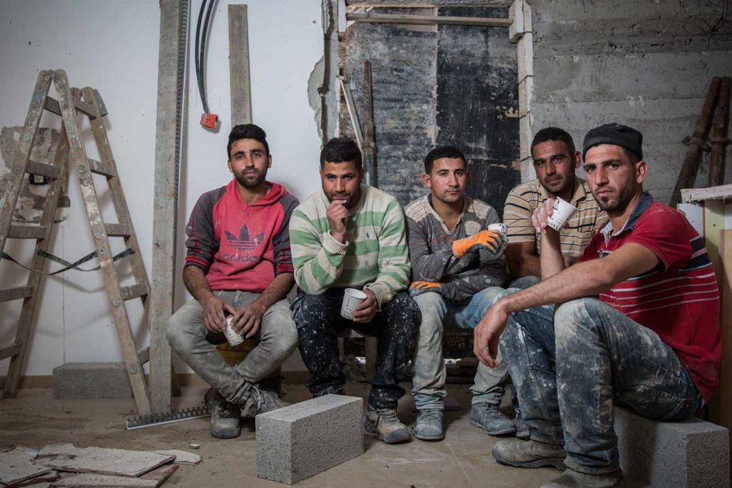 عمال بناء فلسطينيون. الذين يظهرون في الصورة ليست لهم علاقة بالتقرير (تصوير: هداس فروش / فلاش 90)